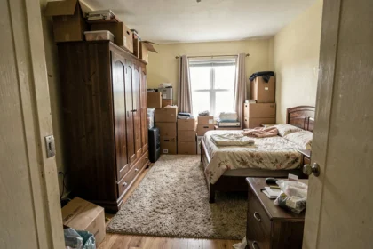 Petite chambre de 9m2 encombrée avec des meubles trop grands créant une atmosphère étouffante
