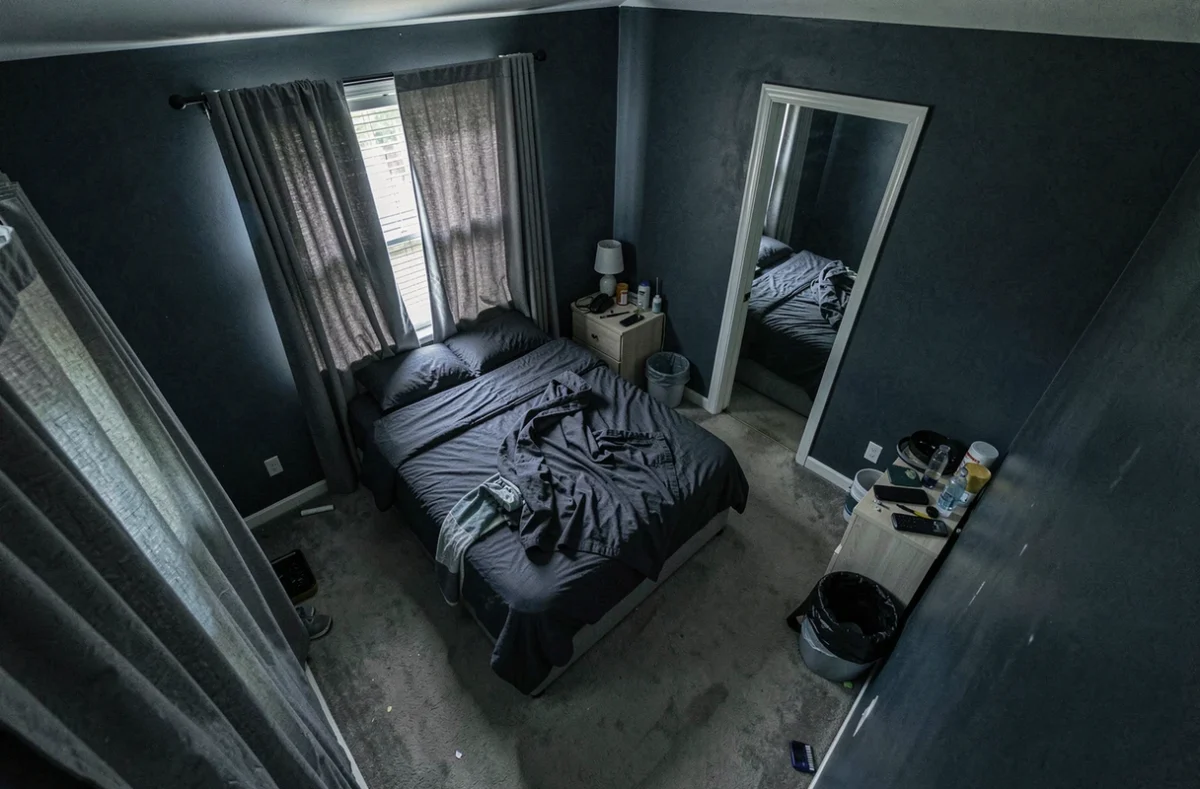 Vue en angle plongeant d'une petite chambre de 9m2 mal optimisée avec des erreurs d'aménagement visibles